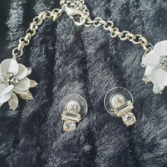 Ann Taylor Flower Necklace - Picture 6 of 12